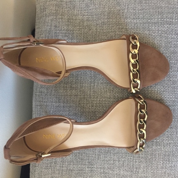 NWOT Nine West Sandals with Gold Chain - Picture 2 of 5